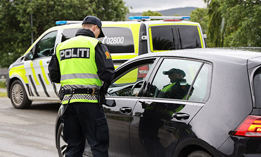 To politibetjenter fra Midt-Troms lensmannsdistrikt var torsdag kveld ute og hadde promille- og dokumentasjonskontroll på Sjøvegan. FOTO: JON HENRIK LARSEN