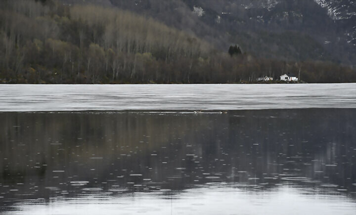 IS: Isen på vannet trekker seg stadig tilbake. FOTO: RUNE GOKSTAD
