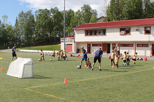 I to dager skal deltakerne ved Tine fotballskole spille fotball, og trene på å bli gode fotballspillere. FOTO: KNUT-ARILD JOHANSEN.