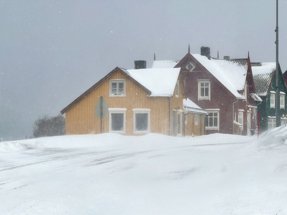 Slik så det ut i Sjøvegan-sentrum lørdag formiddag. Det meldes om kraftige snøbyger også i løpet av lørdag ettermiddag.
 Foto: Jon Henrik Larsen