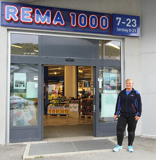 Kjøpmann ved Rema1000 Sjøvegan, Ann-Charlotte Selmerson er klar for de økte kundemassene i neste uke. FOTO: KNUT-ARILD JOHANSEN