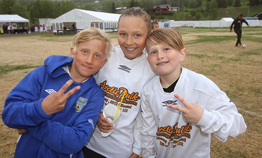 Nikolai Heberg Evenstad (t.v.), Toni Bendiksen og Jørn Tore Kildal Kristoffersen er klare til fotballgleden som kommer med Gratangsturneringen. FOTO: ALEKSANDER WALØR
