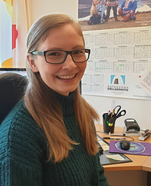 Samisk språkkonsulent i Lavangen kommune, Sánne-Márjá Utsi stråler over at hun fra 1.januar i 2022 kan vie mennesker som ønsker en borgerlig vigselseremoni på samisk.