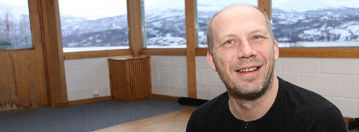 Tor Lyngmo smiler godt etter at flere tok spøken i går om at Fjellkysten skulle forvandles til en stor sauefjøs. FOTO: JON HENRIK LARSEN