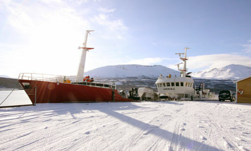 Båten "Nordkoral" lå onsdag til kai på Sjøvegan i solfint mars- vær. FOTO: JON HENRIK LARSEN