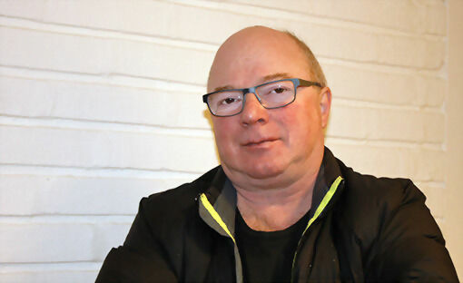 Bjarne Dahlberg er skøyteentusiast på sin hals. Nå har han fått 30.000 kroner fra Norsk Skøyteforbund til å kunne begynne arbeidet med å bygge en skøytebane i Salangen. FOTO: JON HENRIK LARSEN
