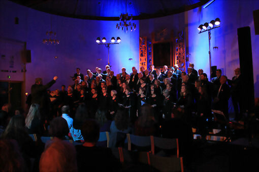 Blandingskoret Chorus Borealis har nå slått seg sammen med Freidige Mannskor fra Bardu for en liten juleturné. I går, fredag var første konserten, som fant sted i Salangen kirke. FOTO: KNUT-ARILD JOHANSEN.