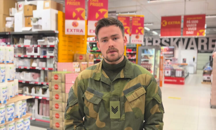 Mandag 6.desember vil butikksjef på Extra Sjøvegan, Per Christian Schjølberg være ikledd sin uniform fra Forsvaret.