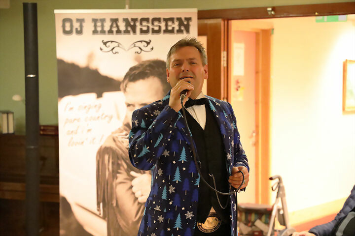 Odd Jarle Hanssen reiser rundt på bo- og eldresentere og holder konserter i disse dager, til manges store glede. FOTO: JON HENRIK LARSEN