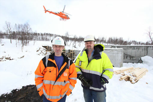 Ludvig Ingebrigtsen (t.v) og Lasse Strand (t.h) i Lavangen Entreprenør har ansvaret for betongarbeidet på demningen oppe i Grønlia. FOTO: JON HENRIK LARSEN