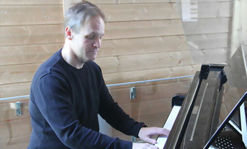 Fredrik Lantz varmer opp pianoet til konsertserien som starter onsdag i denne uka. FOTO: PER ASBJØRN GUNDERSEN