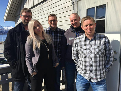Lise Hansen fra Visit Narvik ble møtt av positivtet når hun kom til møte med reiselivsaktører i Salangen. Her sammens med Andreas Utstøl (t.v), Oddgeir Sagerup, Tor-Arne Chruickshank og Bjørn Nordmo.
