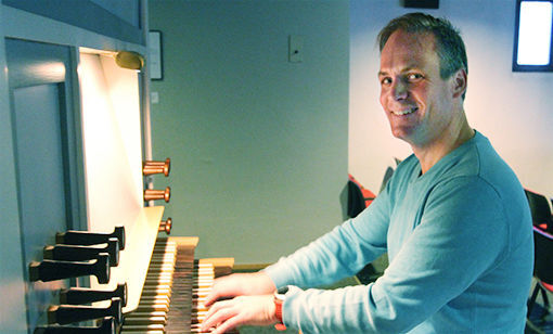 Fredrik Lantz sier at det har vært vidunderlig å fått lov til å spille musikk i Salangen kirke. FOTO: PER ASBJØRN GUNDERSEN