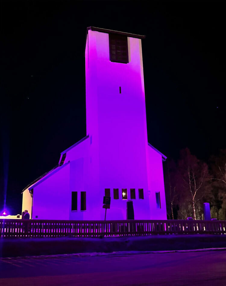 Salangen kirke var fredag opplyst i fargen lilla, for å markere verdens prematurdag.
 Foto: Jon Henrik Larsen