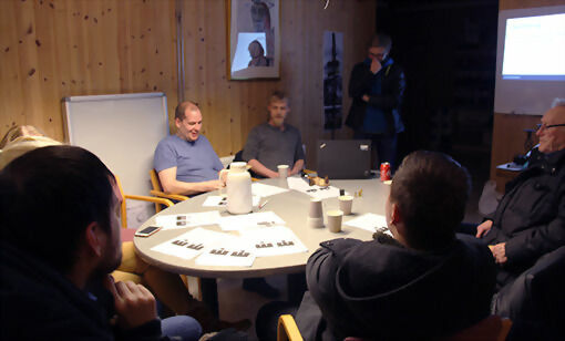 Første del av skyteskolen besto mye av teori og å lære seg flere tommelfingerregler man skal huske hver gang man går på en skytebane. FOTO: ALEKSANDER WALØR