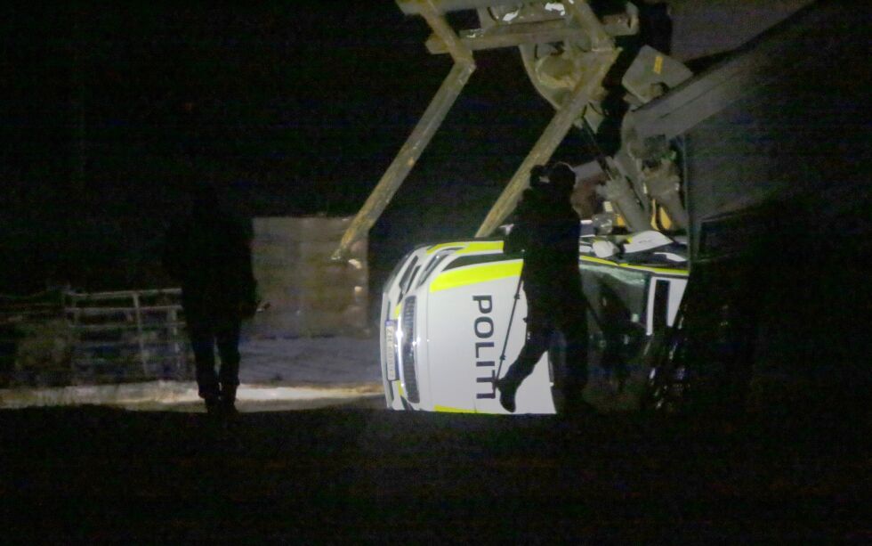 Fredag kveld pågikk det enda etterforskning på åstedet på gården på Røkenes i Lavangen der en mann på 49-år ble skutt og drept av politiet.
 Foto: Jon Henrik Larsen