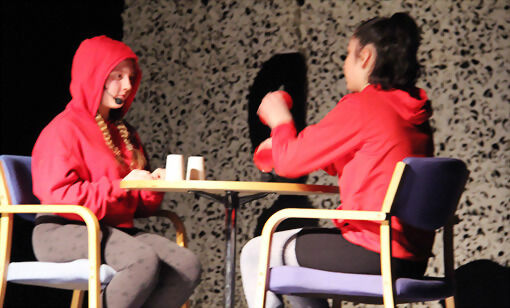 Det var mange unike innslag på scenen under årets UKM i Salangen. The Cup Song Girls brukte plastkopper som perkusjon da de sang. FOTO: ALEKSANDER WALØR
