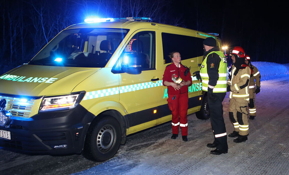 Ambulanse, politi og lokalt brannvesen rykket mandag kveld ut til en bilbrann på veien ned fra Brandvoll mot Sjøvegan.
 Foto: Jon Henrik Larsen