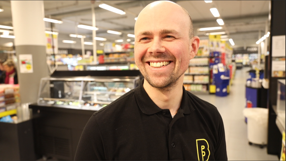 Butikksjef Espen Tennholm på Bunnpris Sjøvegan kan smile fra øre til øre over økning i omsettning på butikken.
 Foto: Jon Henrik Larsen