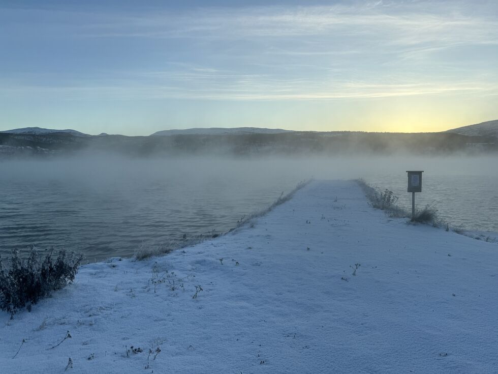 Frostrøyken ute på Sagfjorden en kald mandag i november.
 Foto: Jon Henrik Larsen