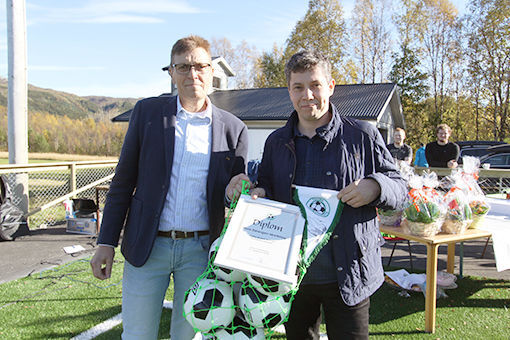 Ronald Martinsen representerte Troms Fotballkrets når han gratulerte leder i ØSIL, Dag Sæther på den store åpningsdagen. FOTO: ALEKSANDER WALØR