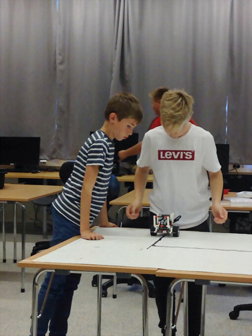 Gjennom 8 uker jobber elevene med prosjektet der de skal forsøke å finne en løsning på et problem, markedsføre laget og løsningen og i tillegg skal de designe og programmere en LEGO MINDSTORMS-robot som skal løse oppdrag på en robotbane. FOTO: PRIVAT