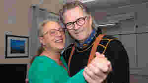 Danser inn i høstmørket