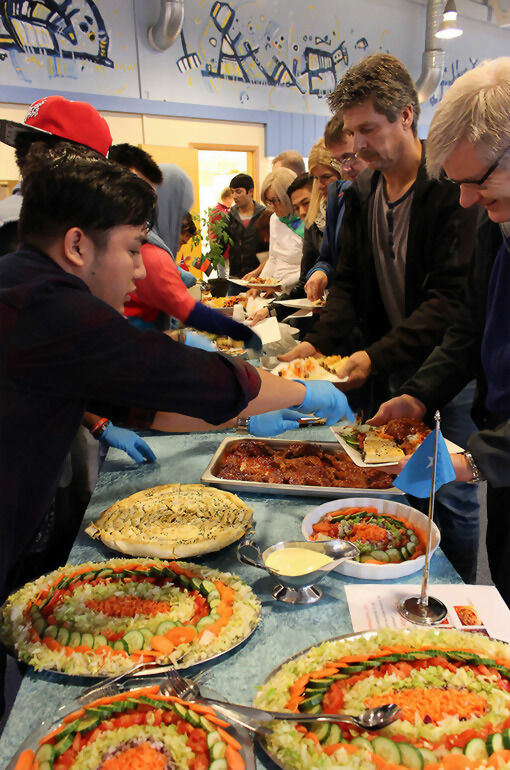 Elever og lærere fikk smake på den spennende maten fra Afghanistan, Tyrkia og Jemen. FOTO: INGER HOGNESTAD