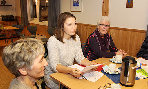 Folkehelsekoordinator Jorun Utne fortalte litt om sitt arbeid i kommunen, til stor interesse hos pensjonistene. FOTO: JON HENRIK LARSEN