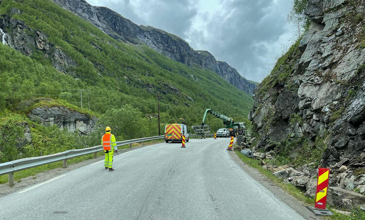 Det jobbes for tiden med sikring av fjellvegger langs fylkesveien igjennom Spansdalen. FOTO: JON HENRIK LARSEN