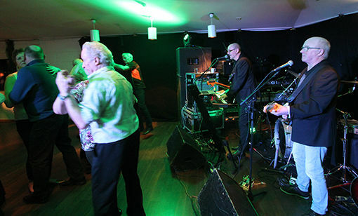 Bandet Allegro bringte frem dansefoten da de fremførte sine cover-låter på scenen lørdag kveld. FOTO: PER ASBJØRN GUNDERSEN