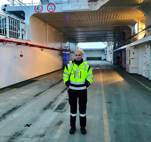 I januar 2018 jobbet Barbro Nilsen som fergematros på ferga mellom Sørrollnes og Harstad.  Nå ønsker regjeringen og rederibransjen at flere jenter skal velge sjøyrket i sin yrkesvei.  FOTO: JON HENRIK LARSEN