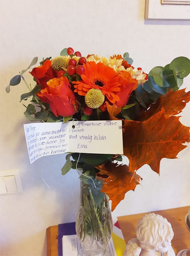 Denne flotte blomsteren kom fra statsminister Erna Solberg fredag ettermiddag. FOTO: PRIVAT