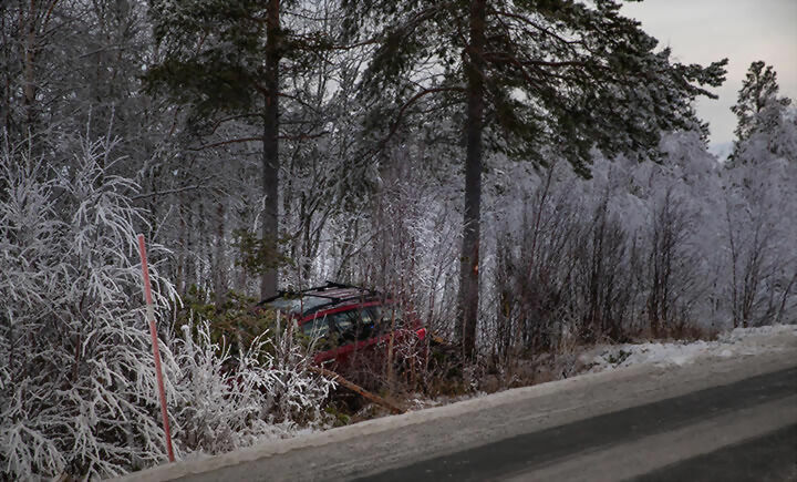 En person ble sendt til sykehus i Narvik etter utforkjøring ved Gaddeskogmyra ved Øvervatn mandag formiddag. FOTO: MARILEE GOULET