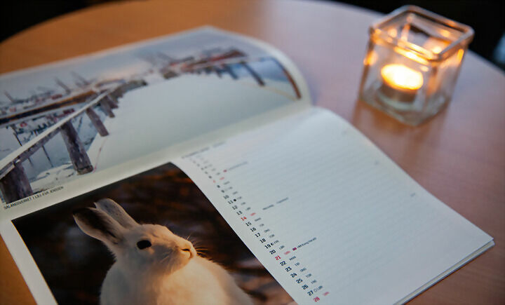 En kalender med mange nydelige bilder tatt av medlemmene i Salangen Fotoklubb. FOTO: MARILEE GOULET