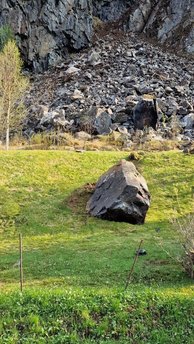 Denne store steinblokka landet bare noen få meter fra et bolighus i Spansdalen mandag morgen.
 Foto: Tipser
