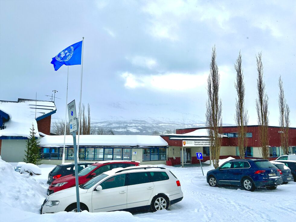 Her ved Sjøvegan videregående skole blir det stengt mandag 29.januar, grunnet ekstremværet som er ventet.
 Foto: Jon Henrik Larsen