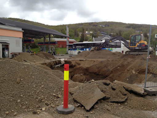 Drivstofftankene ved Best på Sjøvegan graves i disse dager opp, og skiftes ut med nye. FOTO: JON HENRIK LARSEN