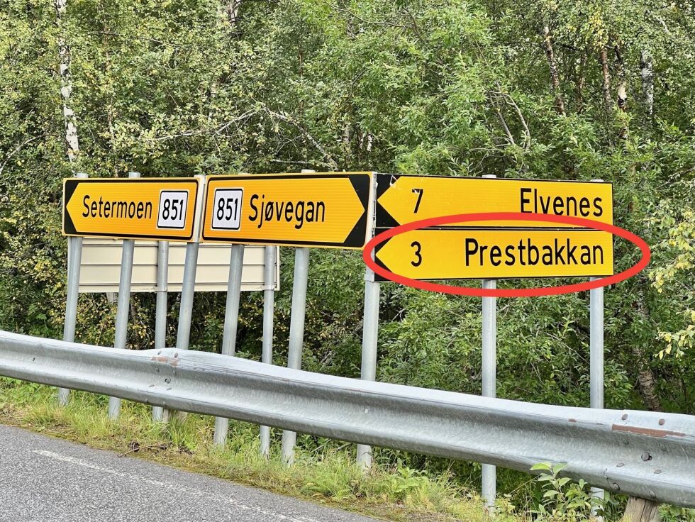 På dette gamle skiltet ved innkjøringen til Øvre Salangen ved Kistefossbrua står det "Prestbakkan", skrevet ut i fra dialekt og skrivemåte.
 Foto: Jon Henrik Larsen