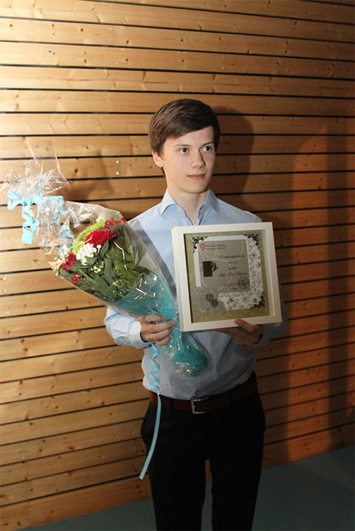 Leif Ove Halonen fikk ungdomsprisen fra ordfører Bernhardt Halvorsen torsdag kveld. FOTO: LAVANGEN KOMMUNE