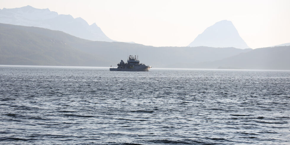 Kystvaktskipet KV «Farm» var mandag kveld og tirsdag formiddag inne på inspeksjon i Sagfjorden og Astafjorden. Besøket var rent rutinemessig.
 Foto: Jon Henrik Larsen