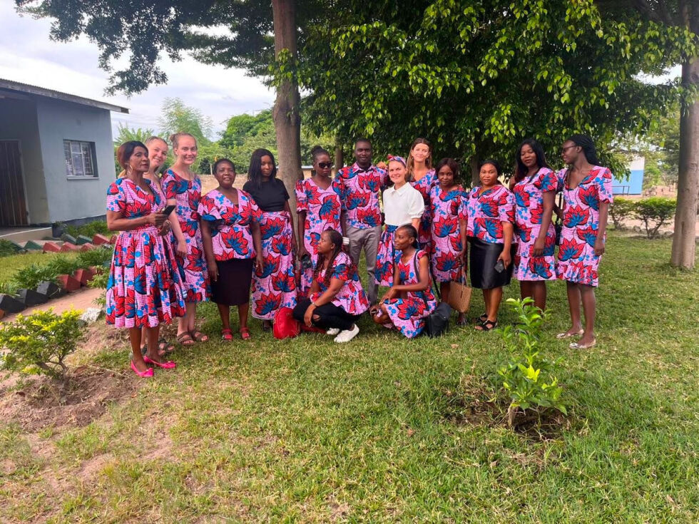Benedicte Aglen Løkse her sammens med lærerene på skolen i Zambia, ikledd kvinnedagsklærne de har fått sydd til denne dagen.
 Foto: Anja Sande