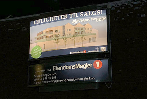 Et nytt skilt har nå overtatt plassen til det gamle Coop skiltet på det gamle butikkbygget på Sjøvegan. Det nye skiltet reklamerer for eiendomsmegler tilknyttet de kommende leilighetene på Sjøvegan brygger. FOTO: JON HENRIK LARSEN