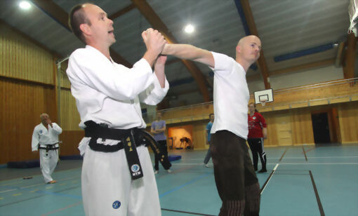 På bildet: Instruktør Cato Sørensen demonstrerer en øvelse i lag med lærer Kenneth Heggelund. FOTO: JON HENRIK LARSEN