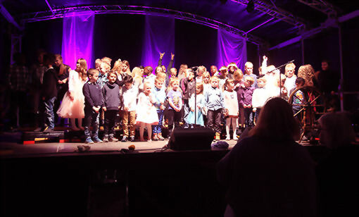 Barna fra Lavangen skole framførte også på scenen, med blant annet Bæ, bæ, lille lam. FOTO: ALEKSANDER WALØR