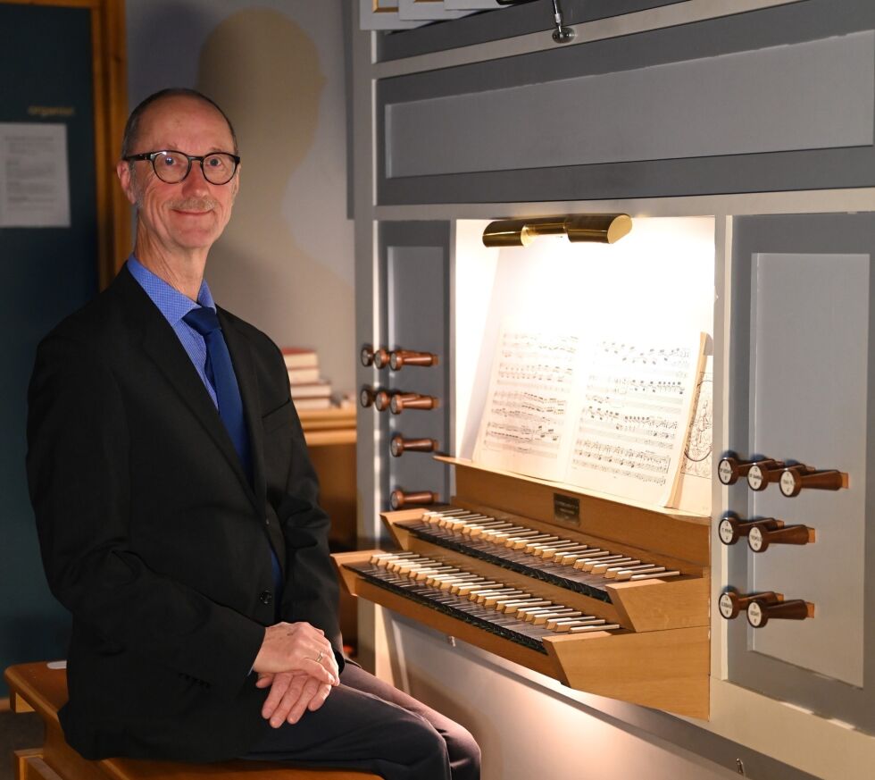 Helge Molund fra Ibestad er kjent for sine fremførelser på orgel. Nå holder han konsert i Salangen kirke.