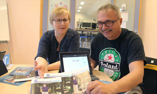Anne Strømmesen ved Lavangen Bibliotek (t.v.) og Kolbjørn Sjøseth ved Lavangen Frivilligsentral jobber godt for at de som trenger litt mer info og tips om bruken av Internett får hjelpen de trenger. FOTO: ALEKSANDER WALØR