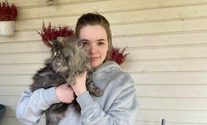 LYKKELIG: Iris Lian var mer lykkelig enn ord kunne beskrive etter at hun fikk den ti måneder gamle katten sin tilbake. Den hadde vært forsvunnet i en måned. FOTO:  PER-ØYVIND ANFINSEN