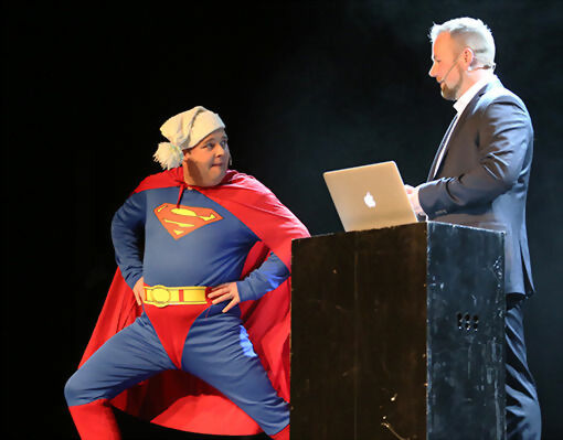 Jonas Bergstad i rollen som ordfører Nils Foshaug i Målselv, som får hjelp av selveste Supermann. FOTO: JON HENRIK LARSEN