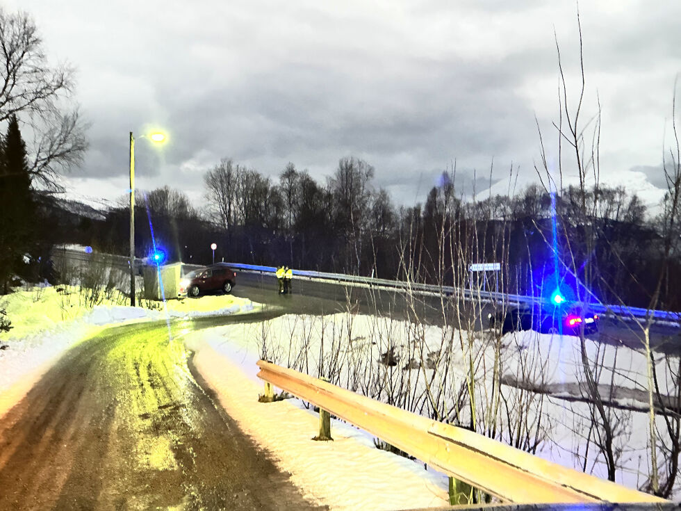 To sivile patruljebiler fra Millitærpolitiet hadde stoppet en bil ved Laberg i Salangen tirsdag ettermiddag. Dette i forbindelse med øvelse som pågår denne uka.
 Foto: Jon Henrik Larsen
